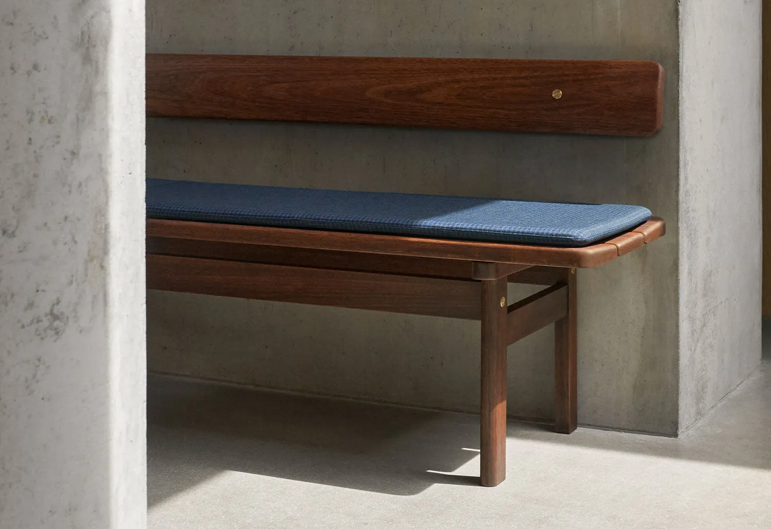 Asserbo Bench
