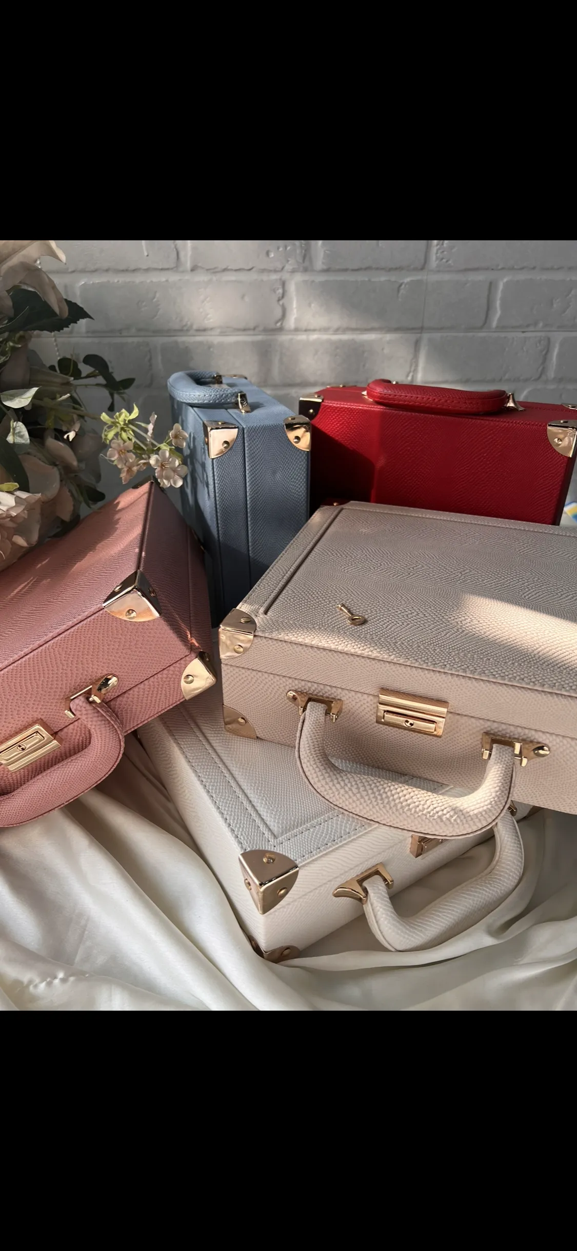 Suitcase jewelry organiser