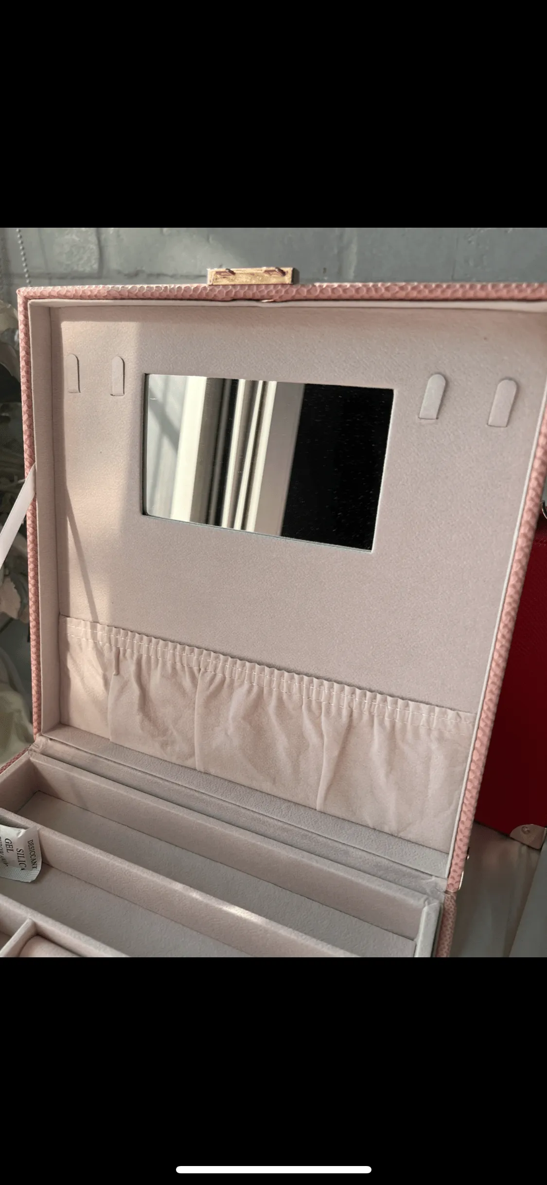 Suitcase jewelry organiser