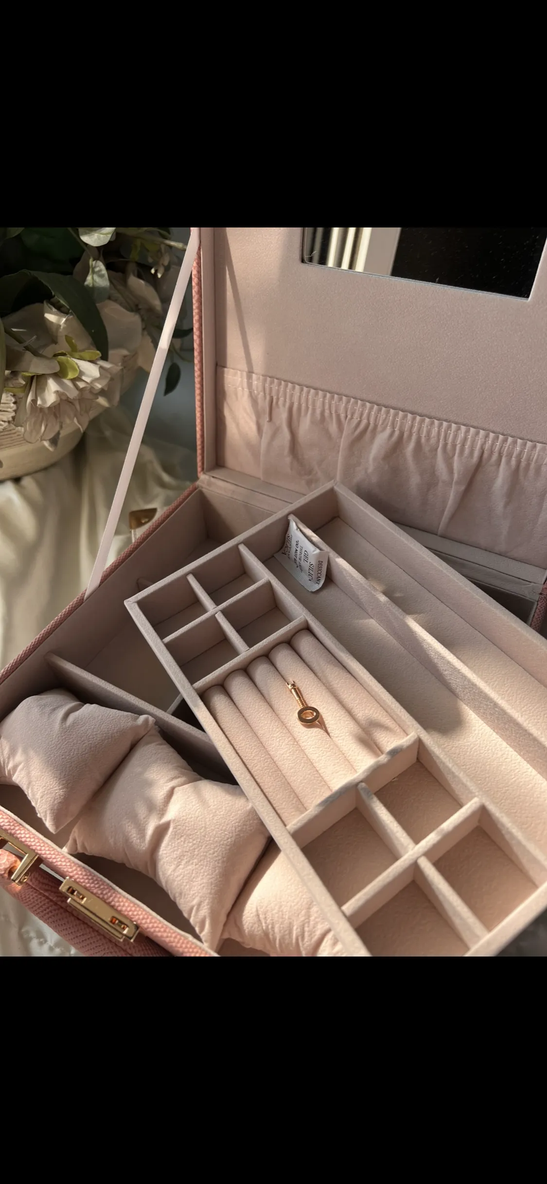 Suitcase jewelry organiser